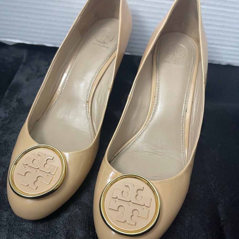 Tory Burch Beige Patent Leather Twiggie Medallion Pump Wedge Heels 10